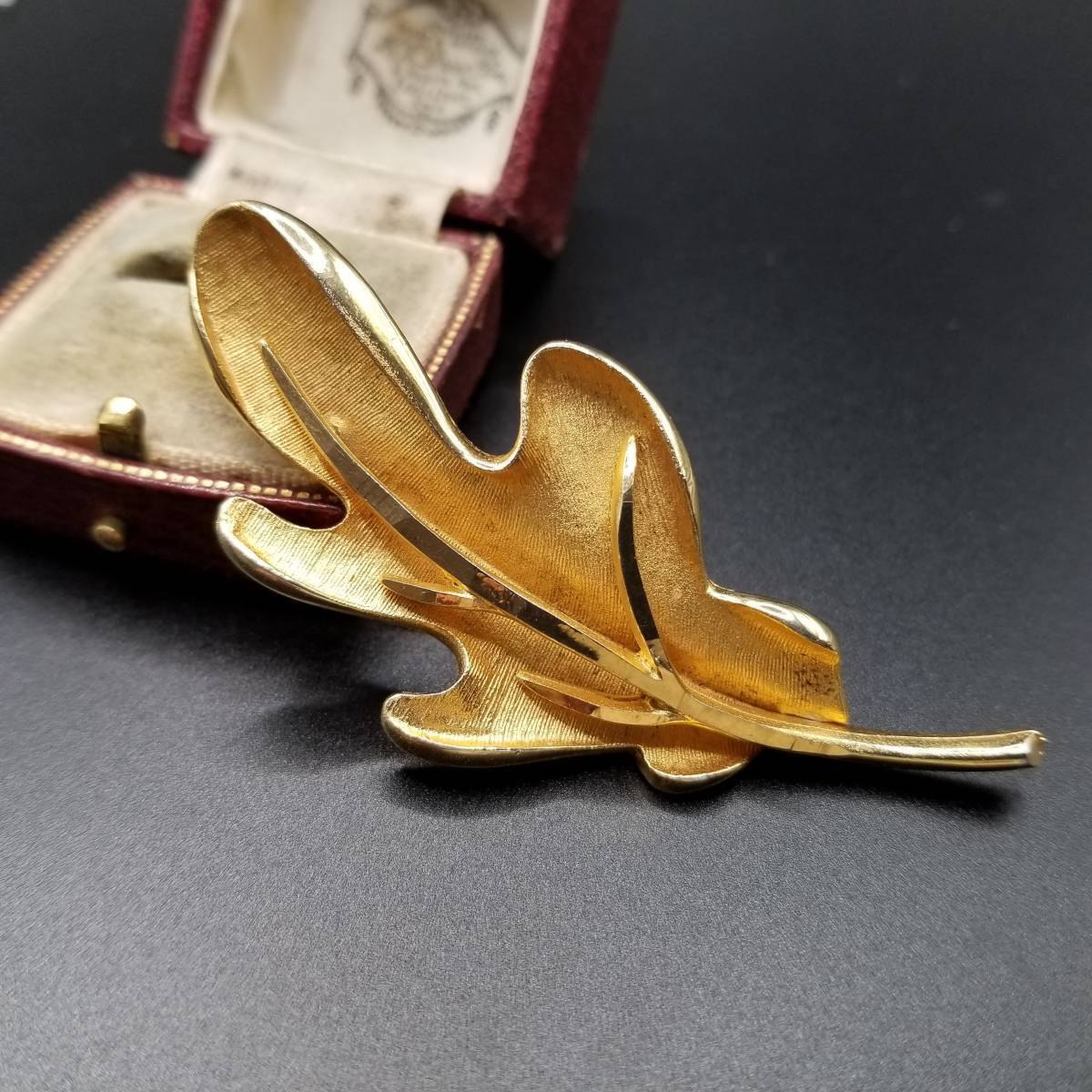 Coro ゴールドの葉 植物モチーフ 米国 ヴィンテージ ブローチ フローラル ゴールドトーン クラシック エレガント AJN拍卖