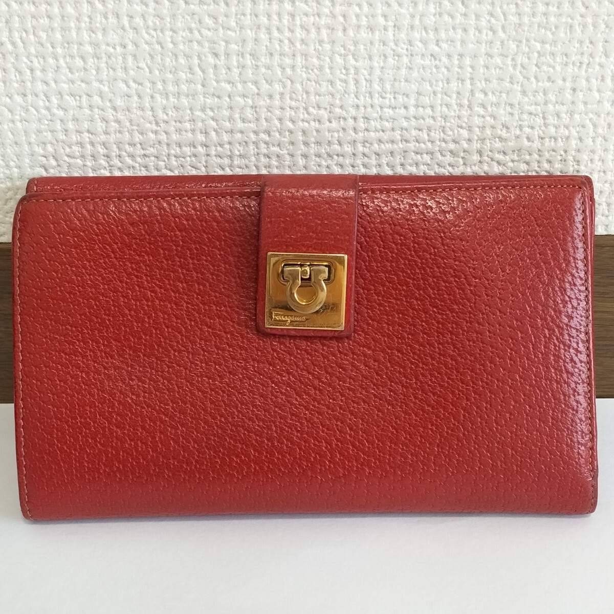 【フェラガモ】本物 Ferragamo 長財布 二つ折り財布 ガンチーニ金具 赤色系 小銭入れ有り 2つ折り財布 本革 レザー メンズ レディース拍卖