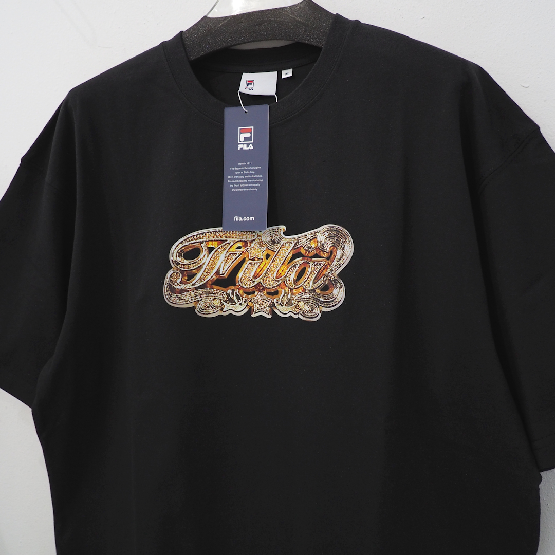 新品 定価8250円 フィラ × ジェイピーザウェイビー 24ss コラボ プリント Tシャツ 黒 ブラック 金 ゴールド メンズ M L FILA JP THE WAVY拍卖