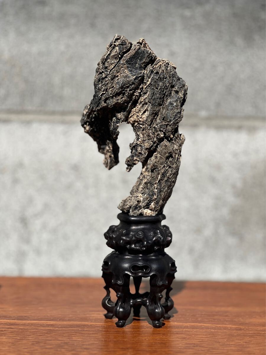 「立峰」 天然石 太湖石 玲瓏石 鑑賞石 飾り石 中国美術 置物 水石 黑檀台座拍卖