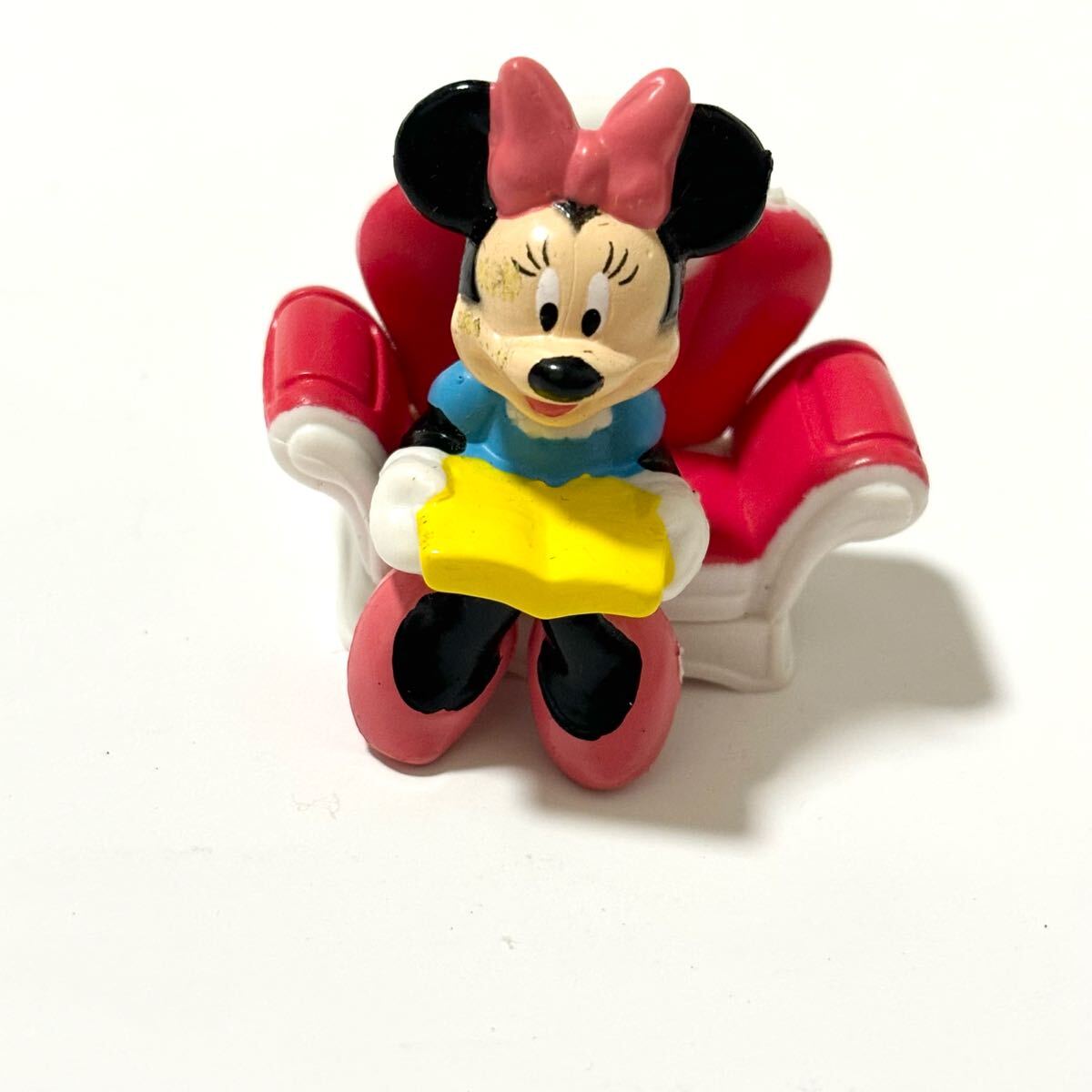 ミニーマウス ミニマスコット 読書フィギュア ディズニー ミニチュア人形 ソファ 平成レトロ 当時物 Disney ミニーちゃん拍卖