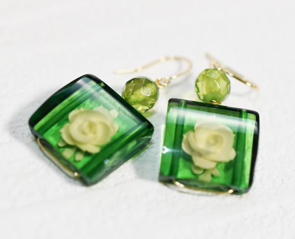 Ж K18YG 18金 天然リトアニア産グリーンアンバー薔薇 ローズ インタリオ ピアス拍卖