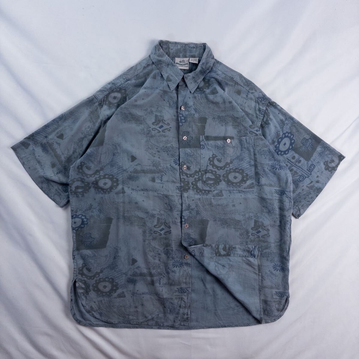 US Vintage 90s 417 by VAN HEUSEN コットン レーヨン くすみカラー アート 幾何学模様 エスニック 民族 アッシュブルー 総柄シャツ拍卖