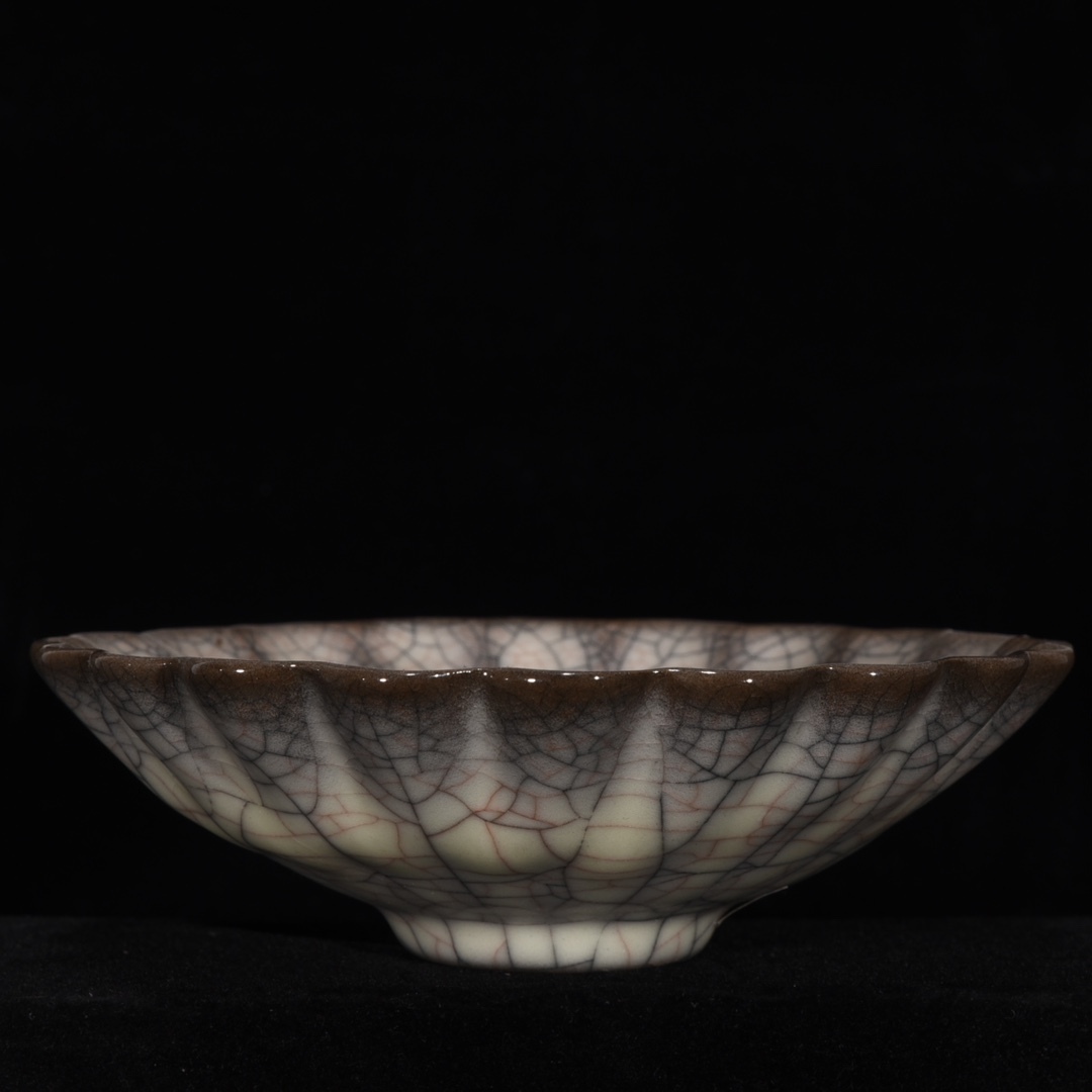 TM7#4557【3.1】中国骨董 人間国宝 磁器【菊のお椀です】工芸品 施釉陶 青花磁 陶芸 精美彫 置物 收藏品 拍卖
