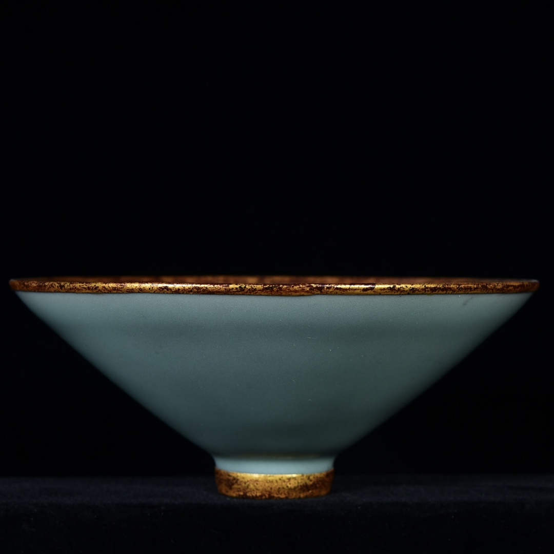 TM7#4564【3.1】中国骨董 人間国宝 磁器【竜泉窯包金口笠椀です】工芸品 施釉陶 青花磁 陶芸 精美彫 置物 收藏品 拍卖