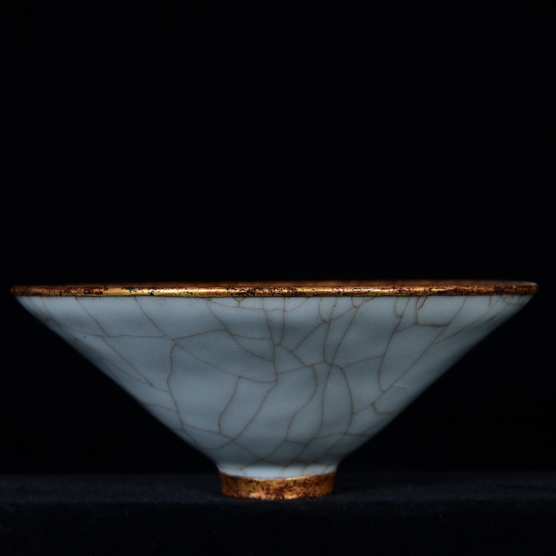 TM7#4566【3.1】中国骨董 人間国宝 磁器【竜泉官窯包金口斗笠碗】工芸品 施釉陶 青花磁 陶芸 精美彫 置物 收藏品 拍卖