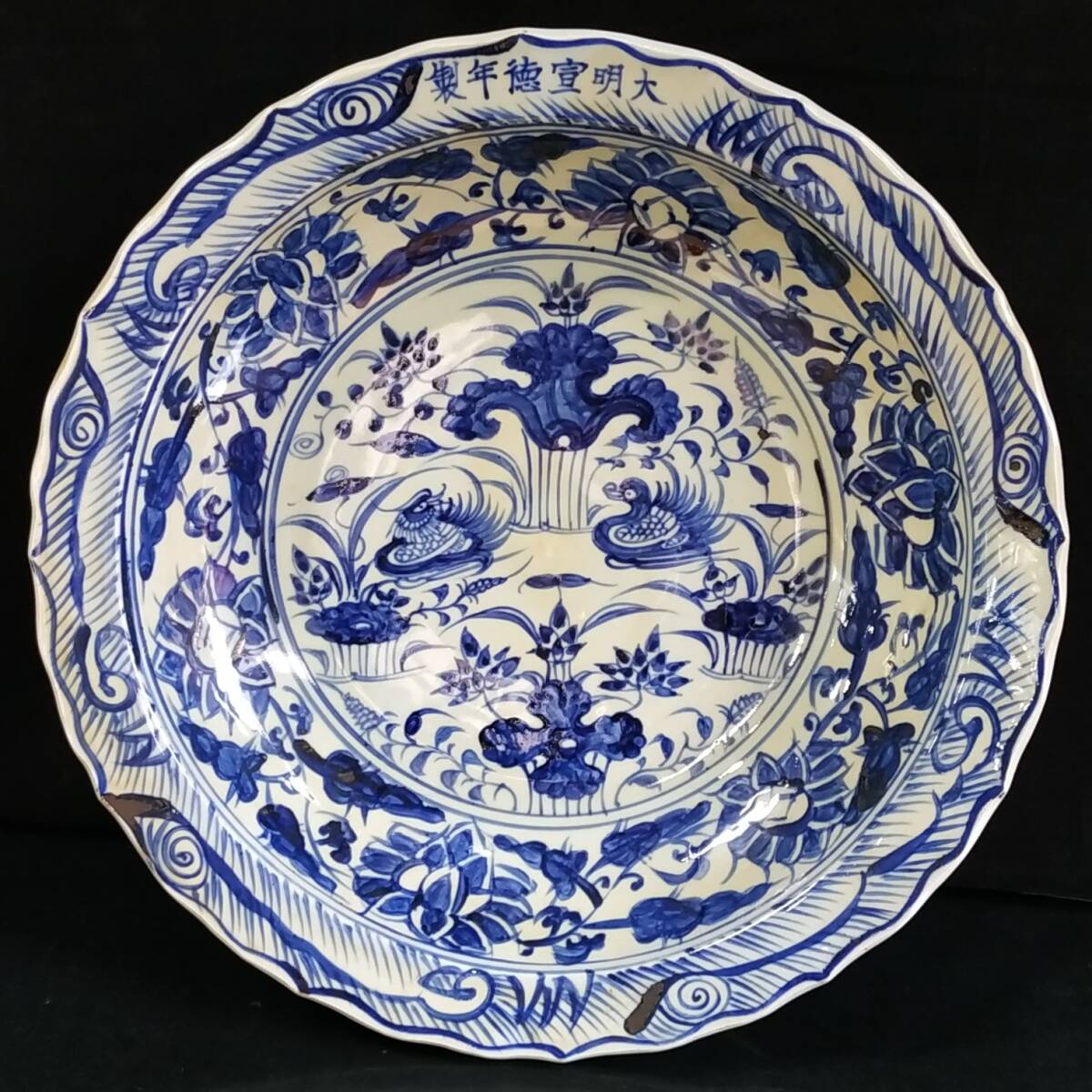 TM7#5102【3.1】中国骨董 人間国宝 磁器【大明宣徳青花手画鴛鴦戯水皿】工芸品 施釉陶 青花磁 陶芸 精美彫 置物 收藏品 拍卖