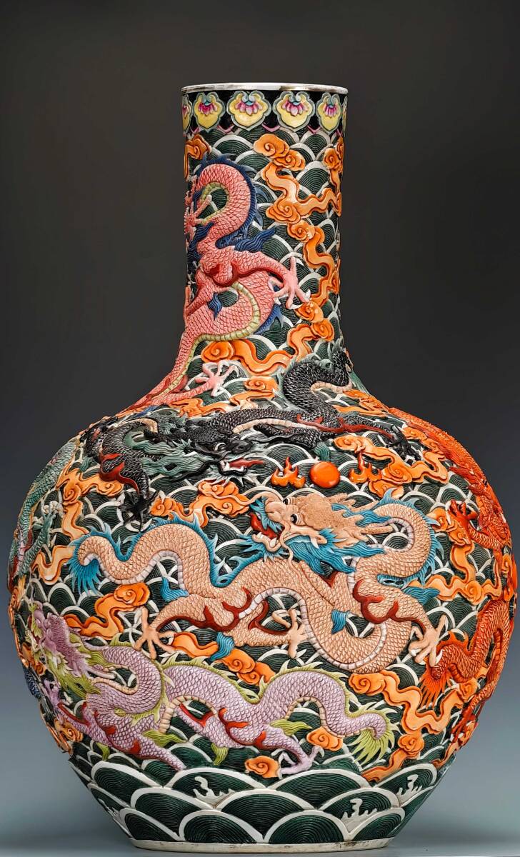 TM7#5827【3.1】中国骨董 人間国宝 磁器【琺瑯彩浮彫刻磁海水九龍紋天球瓶】工芸品 施釉陶 青花磁 陶芸 精美彫 置物 收藏品 拍卖