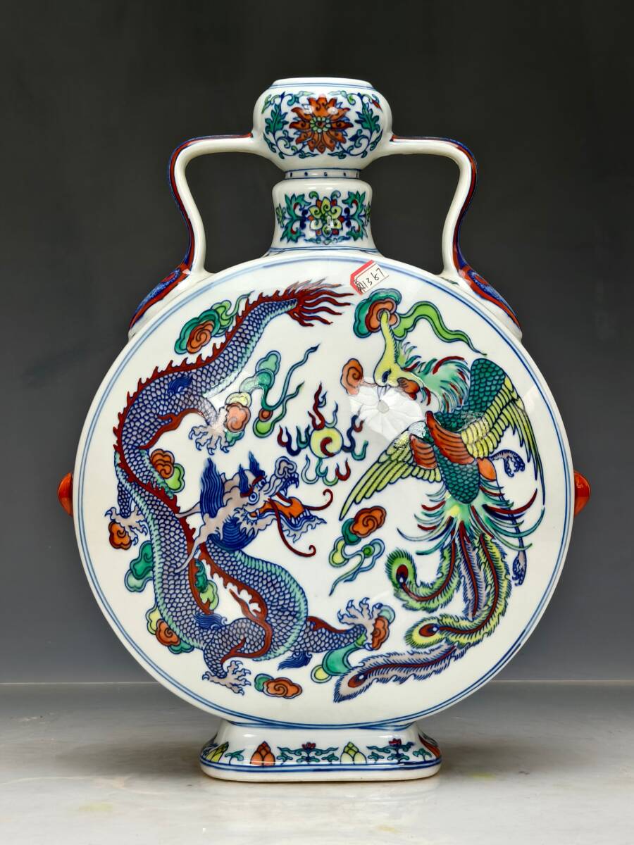 TM7#5821【3.1】中国骨董 人間国宝 磁器【「大清乾隆制」精工細作満工斗彩龍鳳紋抱月瓶】工芸品 施釉陶 青花磁 陶芸 精美彫 置物 收藏品 拍卖