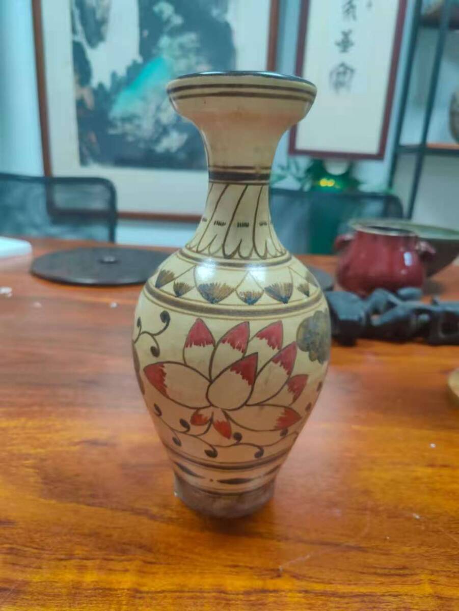 A058【3.1】中国骨董 人間国宝 磁器【蓮華絵飾陶器の花瓶です】工芸品 施釉陶 青花磁 陶芸 精美彫 置物 收藏品 拍卖