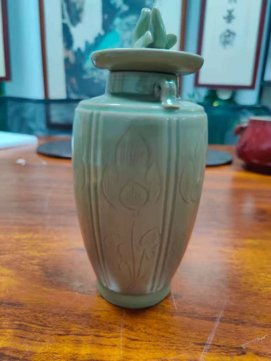 A065【3.1】中国骨董 人間国宝 磁器【青磁蓮模様蓋壺】工芸品 施釉陶 青花磁 陶芸 精美彫 置物 收藏品 拍卖