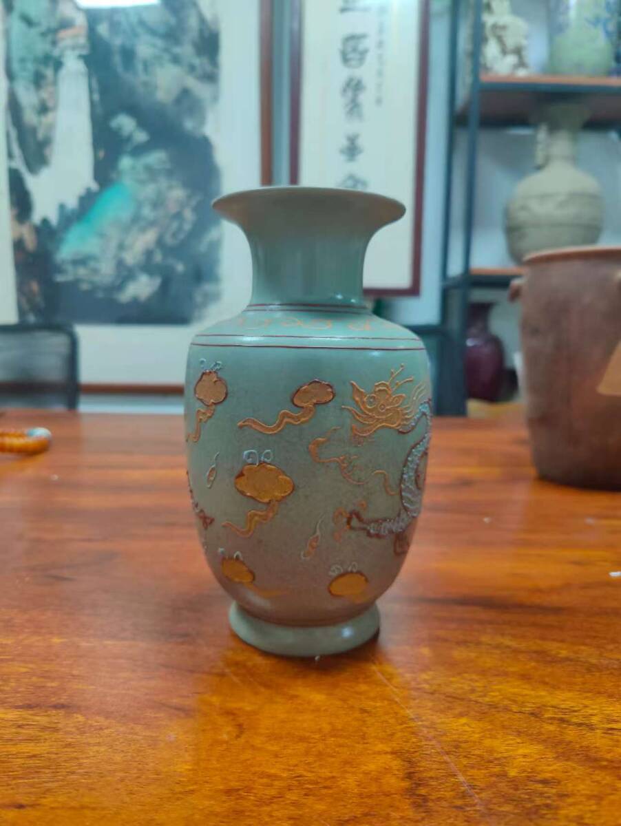 A014【3.1】中国骨董 人間国宝 磁器【私蔵旧蔵宋汝窯蒔金龍紋瓶,底款崇寧元年清涼寺御製】工芸品 施釉陶 青花磁 陶芸 精美彫 置物 收藏品 拍卖