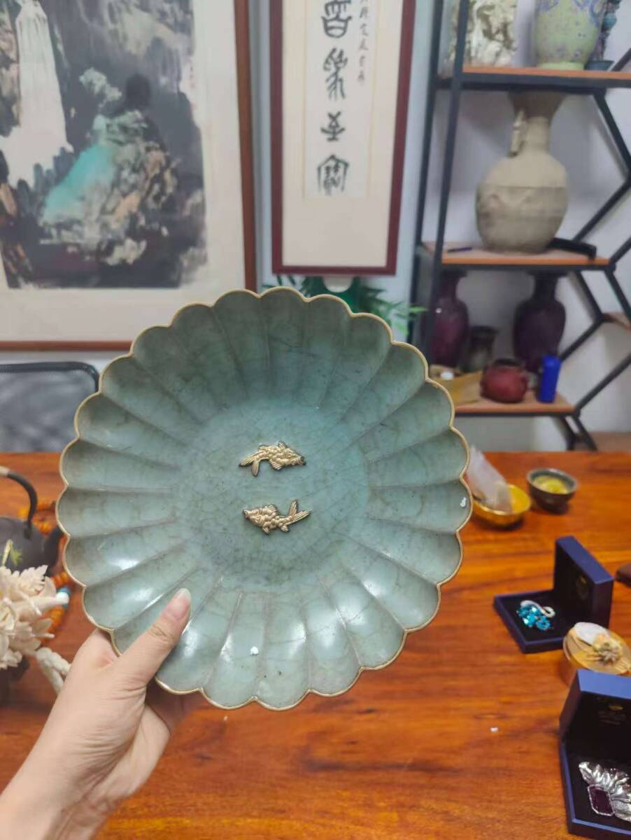 A021【3.1】中国骨董 人間国宝 磁器【青磁の花口盤です】工芸品 施釉陶 青花磁 陶芸 精美彫 置物 收藏品 拍卖