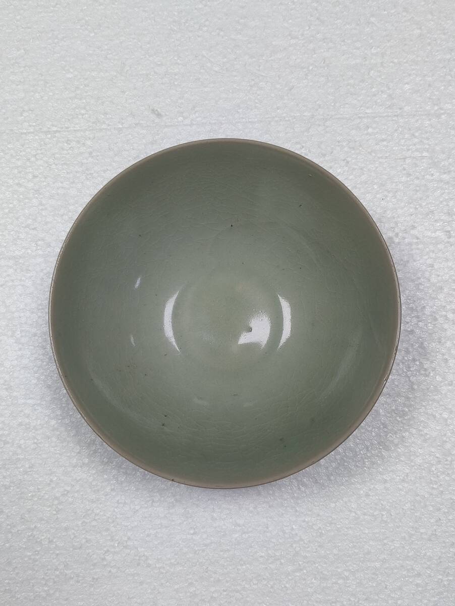 A048【3.1】中国骨董 人間国宝 磁器【青磁の碗です】工芸品 施釉陶 青花磁 陶芸 精美彫 置物 收藏品 拍卖