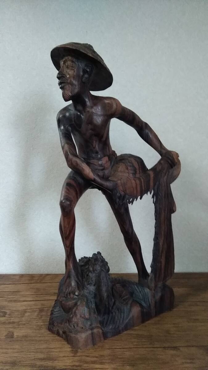 ☆r☆【木工工芸 オブジェ】木彫り 彫刻 漁師 投網漁 魚取り 老人 唐木 マホガニー/インテリア エスニック 飾り置き拍卖