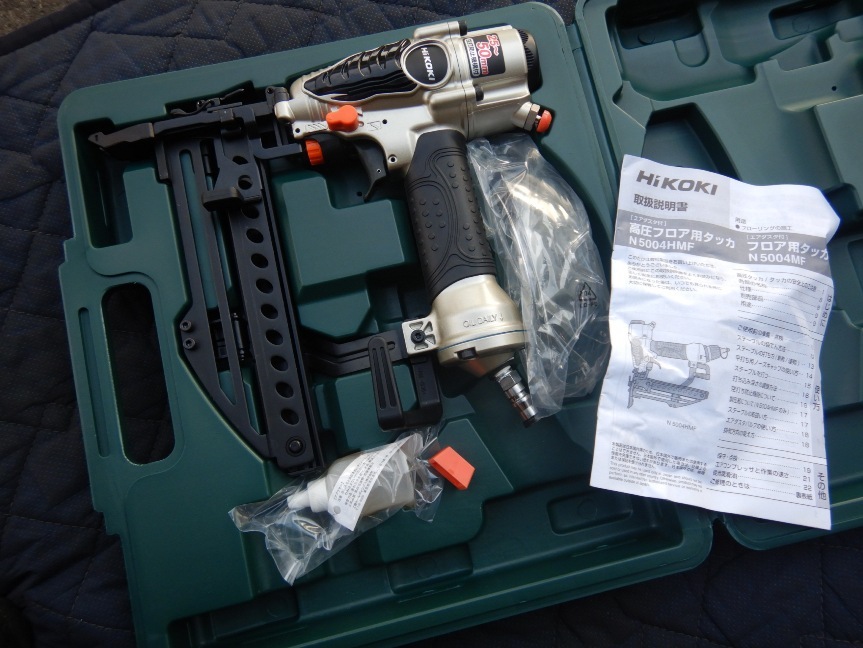 即決税0円中古程度上日立HIKOKIフロアタッカーN5004MF一般圧用 4mm幅 25mm~50mm長さ 4MA線フロアステープル拍卖