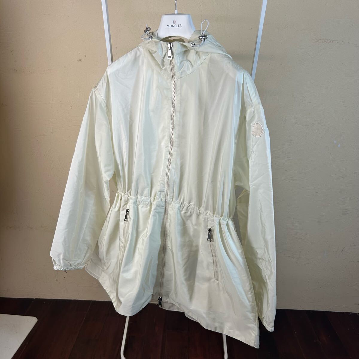 【破格最安値】 MONCLER モンクレールWETEナイロンジャケットパーカー白系0拍卖