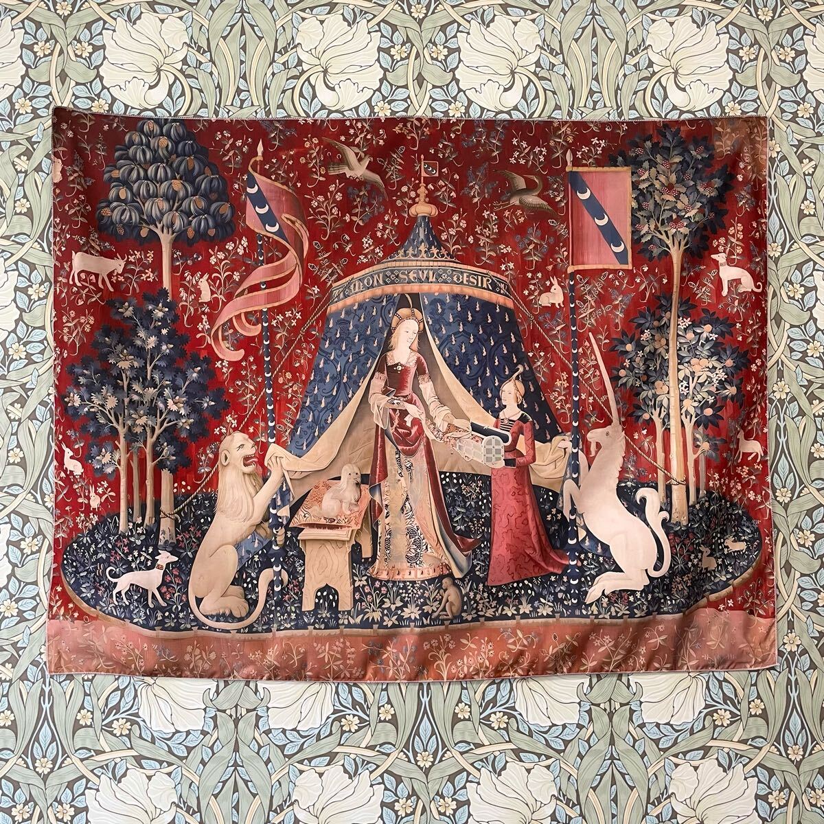 貴婦人と一角獣 タペストリー マルチクロス 我が唯一の望みに 生地 布 ハギレ ユニコーン 赤 マルチカバー 絵画 中世ヨーロッパ拍卖