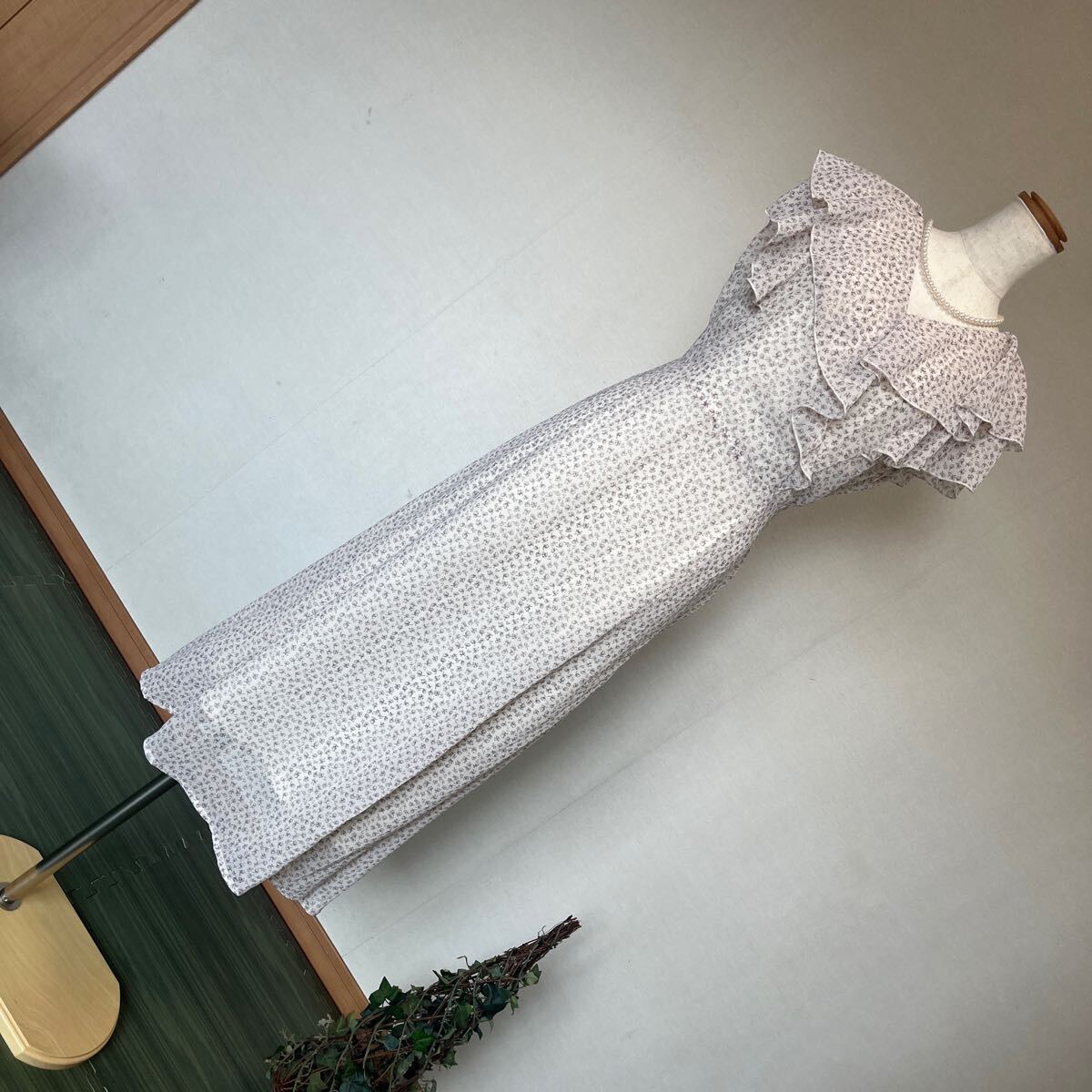 8-7新品alotta アロッタ Vネックフリルカシュクールロングワンピース ラッフルスリーブ ホワイト系フラワープリント LL XL 2XL拍卖