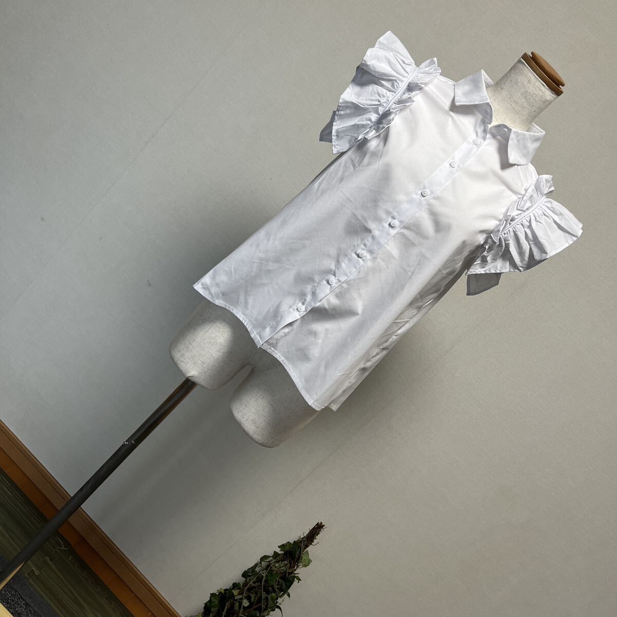 8-7新品 tocco closet トッコ クローゼットショルダーギャザーフリルレースノースリーブコットンブラウス オフホワイトシャツ 9号 M拍卖