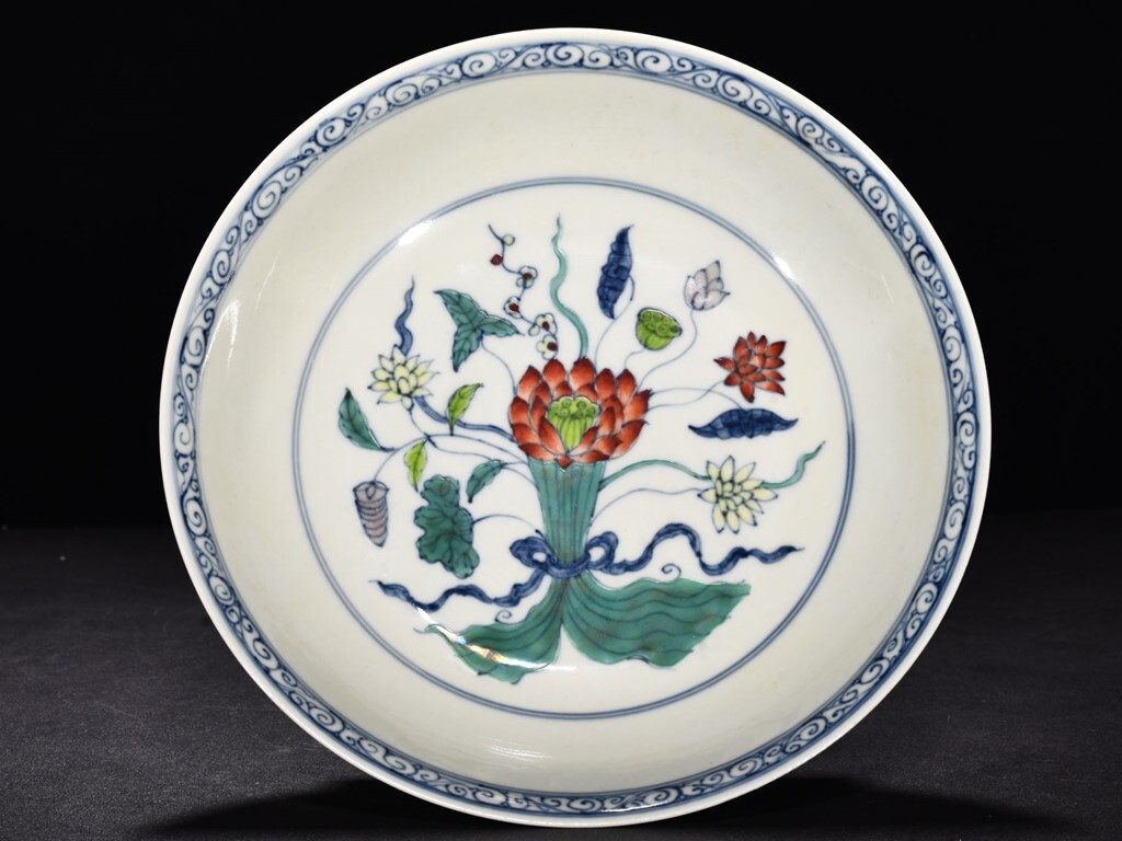 TB304■中国古玩 唐物 明成化闘彩一束蓮花卉紋盤 極上品■高さ5cm・直径22.2cm■拍卖