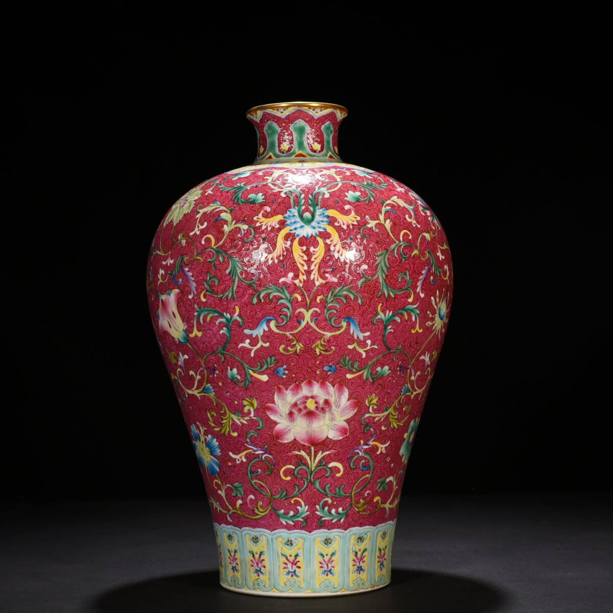 ■TM168■大清乾隆年制銘 琺瑯彩 軋道臙脂紅釉 粉彩の花卉紋梅瓶 古玩 唐物 古陶磁器■拍卖