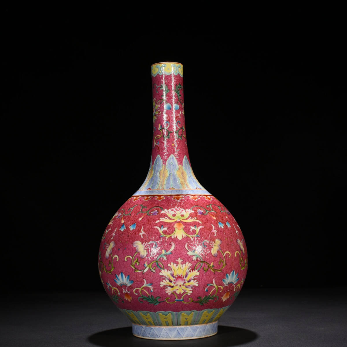 ■TM168■大清乾隆年制銘 琺瑯彩 軋道臙脂紅釉 粉彩の花卉紋胆瓶 古玩 唐物 古陶磁器■拍卖