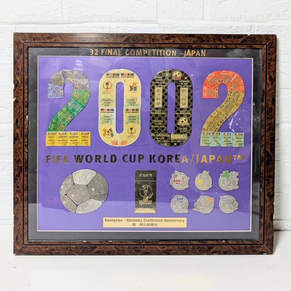 2002 FIFA WORLD CUP KOREA/JAPAN 2002 FIFA 日韓ワールドカップ 記念ピンバッチ 朝日新聞 額装 46×54cm拍卖
