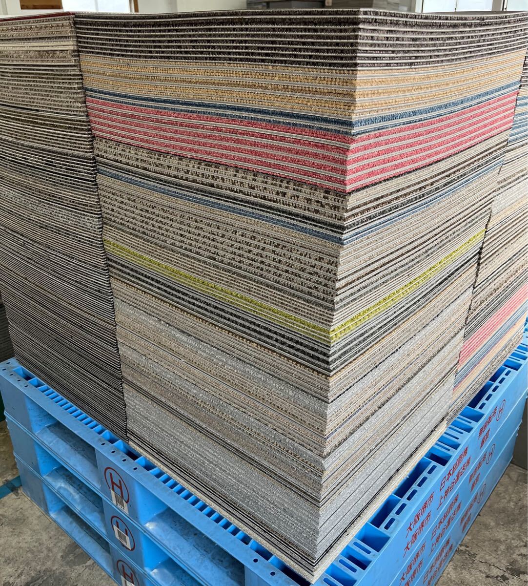 【激安】色アソート新品.未使用の高級なタイルカーペット 40枚(日本製)50×50拍卖