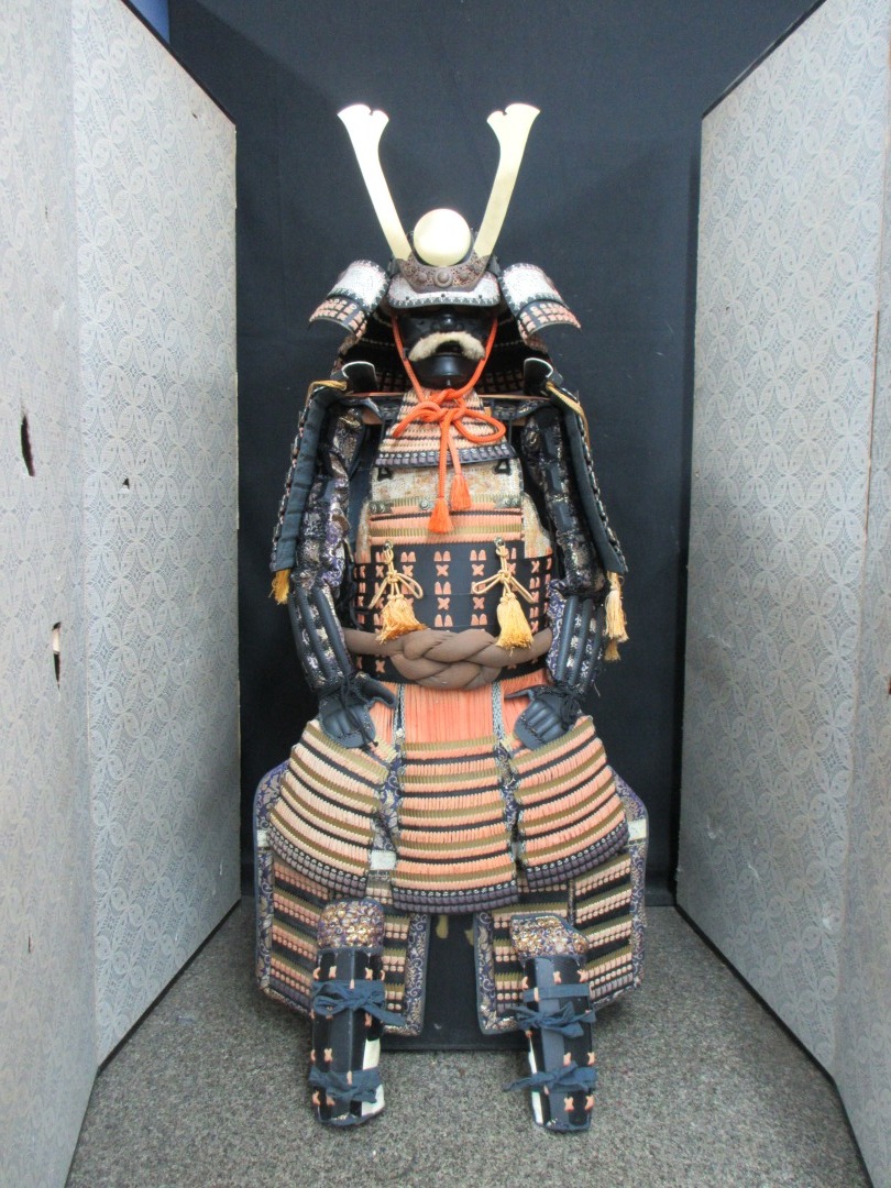 T1670 武具甲冑 赤糸威素懸黒胴二枚胴具足 当世具足 等身大 13.8kg 鎧櫃付き拍卖