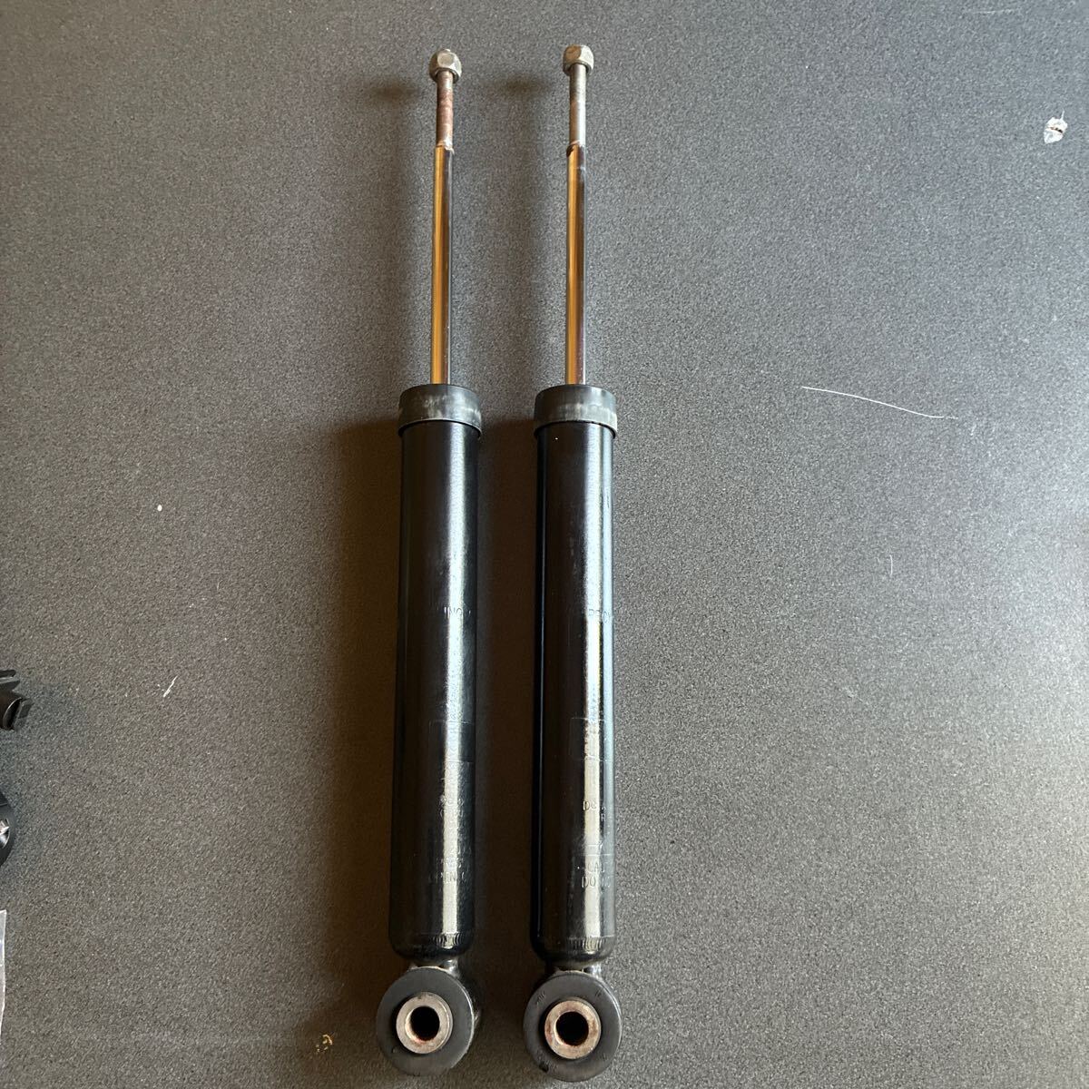 2020年式 ルノー トゥインゴS リアショックアブソーバー 2本 トゥインゴ3拍卖