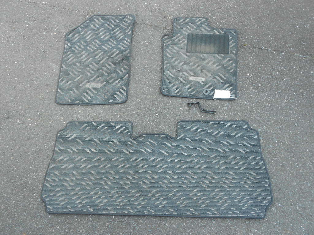 L175S★ムーヴ★中古部品★フロアマット★5速マニュアル車用★平成22年式最終型外し★固定用クリップ付き拍卖