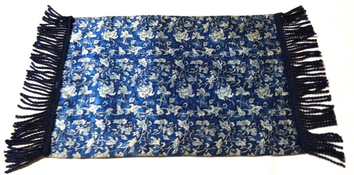 光沢のある紺色地に花柄模様の敷物、花瓶敷きに、置物敷きに拍卖