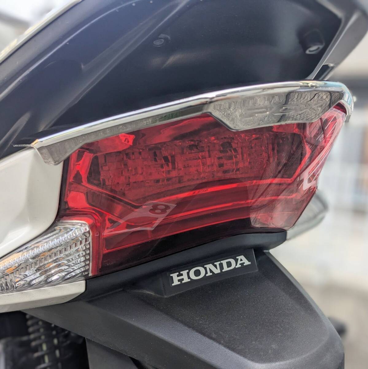 ホンダ HONDA PCX 125 150 用 テールランプガーニッシュ クロームメッキ仕様 PCXロゴ入りJF81 JF84 KF30 (JF56 KF18) 4拍卖