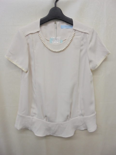 【KCM】wdn-89-M★未使用品★授乳服 トップス 半袖 プルオーバー ブラウス ネックレス風チャーム付き ライトベージュ系 マタニティ M拍卖