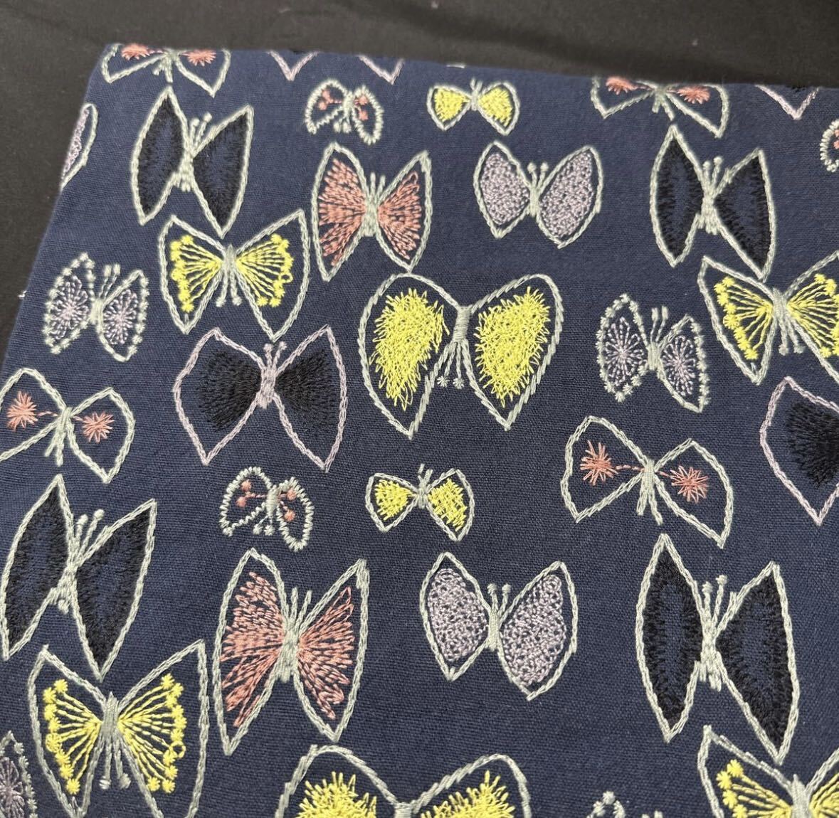 刺繍.中厚リネン.幅135cm×50cm.紺色地.蝶々拍卖