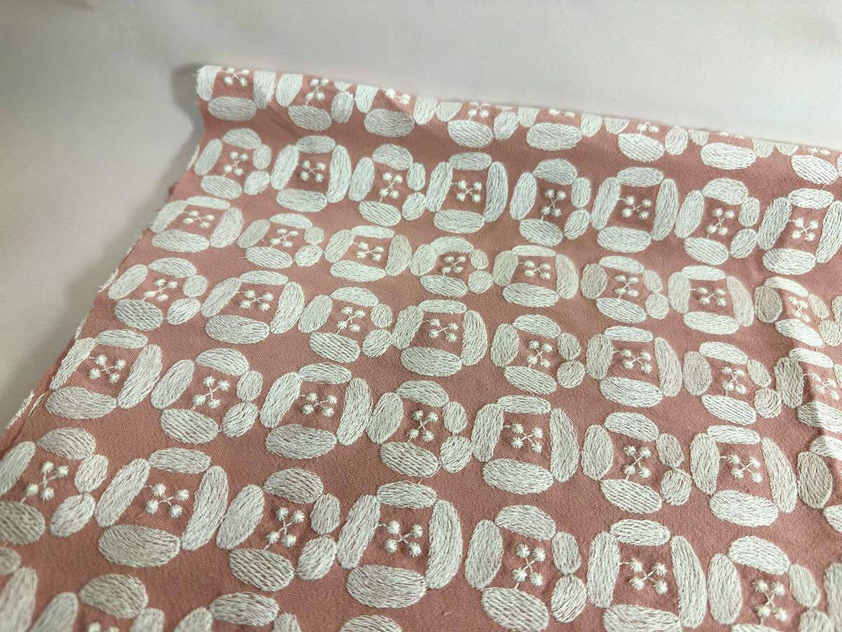 刺繍生地.中厚リネン.刺繍幅125cm×50cm.ピンク地、白糸刺繍拍卖