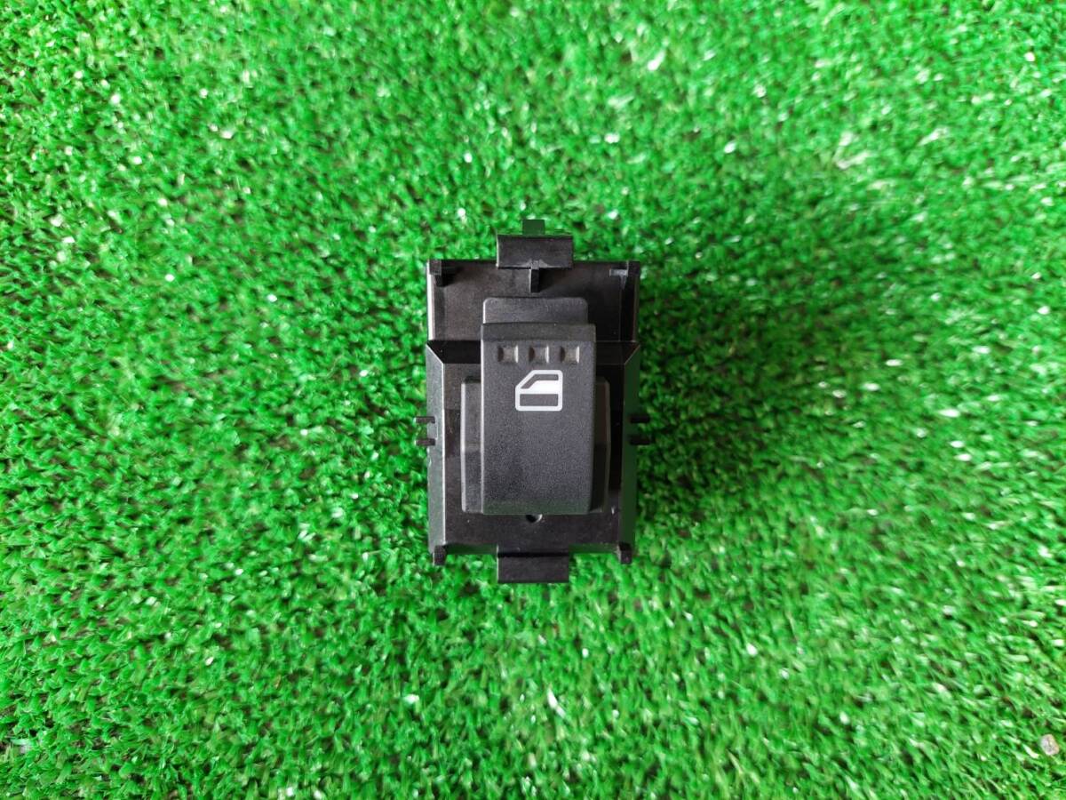 ダイハツミラ① DBA-L275S パワーウインドウスイッチ助手席(動作確認済)初年度登録:平成22年拍卖