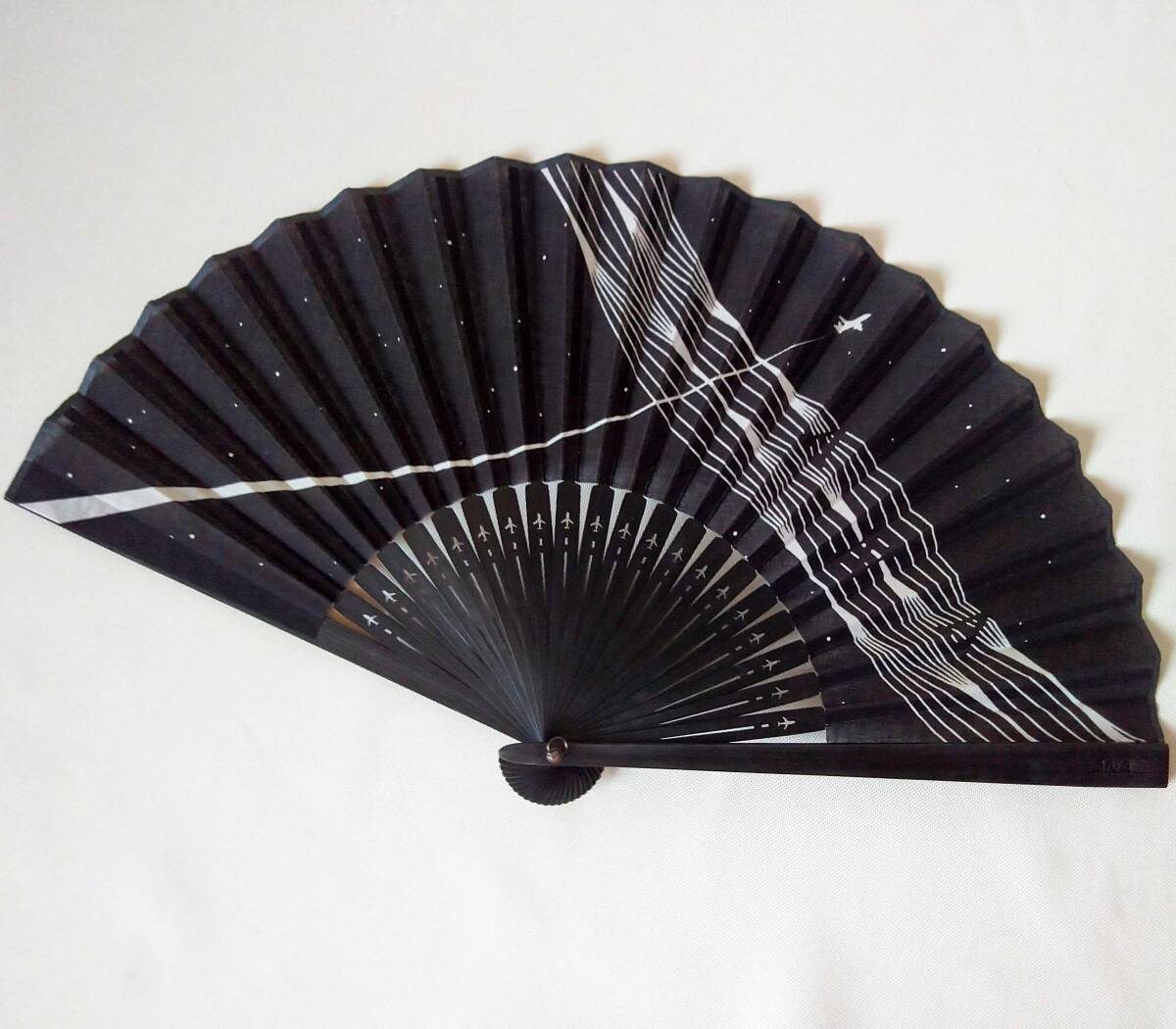 ANA 全日空オリジナル 機内販売限定 天の川を進む飛行機柄 黒扇子 送料無料拍卖
