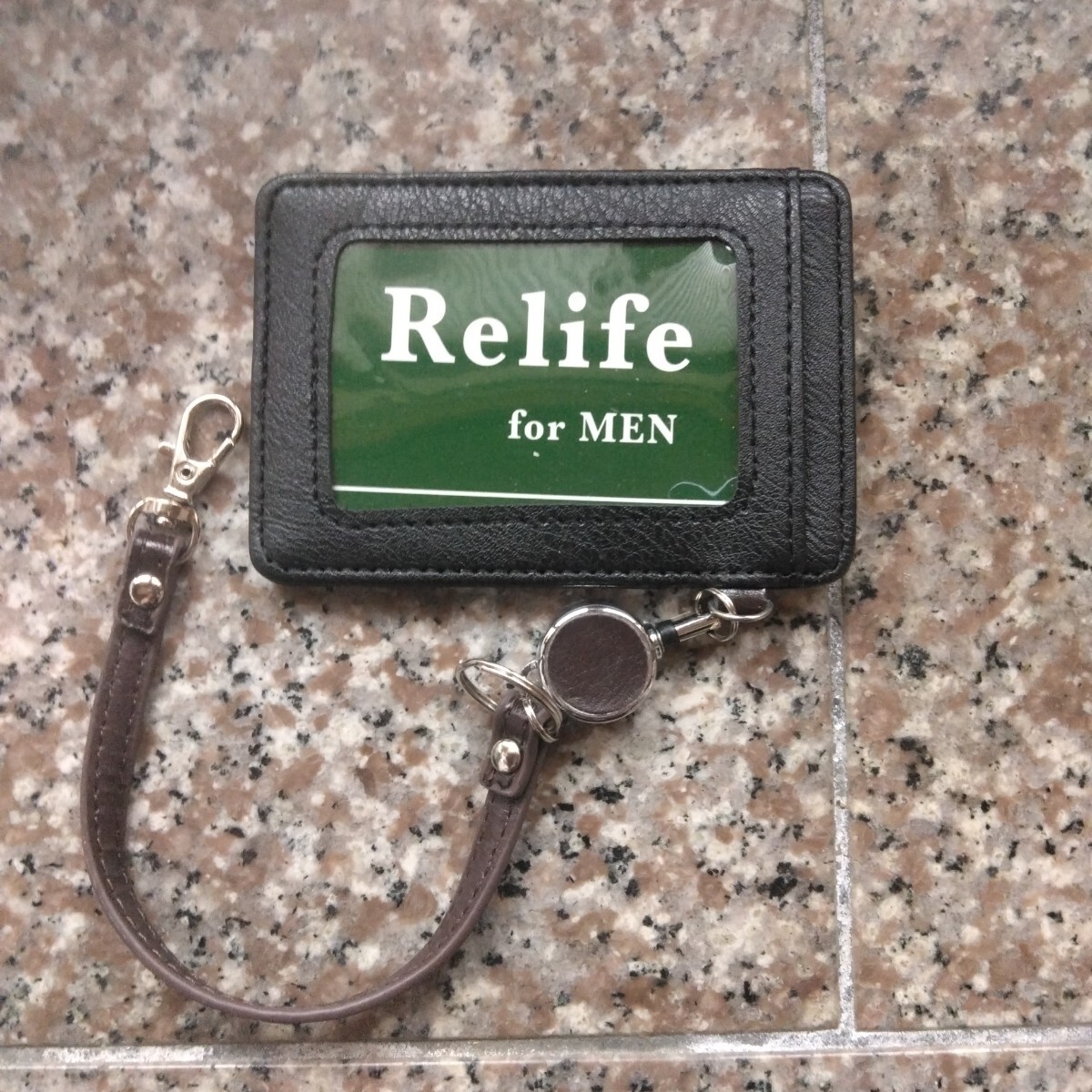 【紛失・盗難防止】伸びるリール(紐)付きメンズ定期入れ◇牛革◇ シンプル 薄手 パスケース拍卖