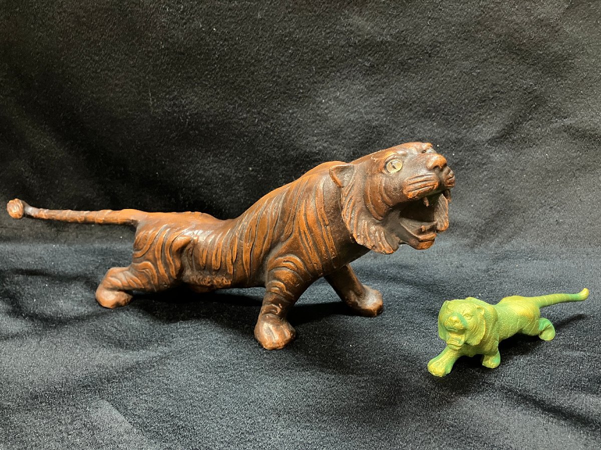 25A115 送料無料 虎 ブロンズ 七彩 置物 2点 大/長さ約37cm 重量2.55kg 小(緑)/長さ約15.5cm 重量0.45kg 美術品 骨董品 アンティーク拍卖