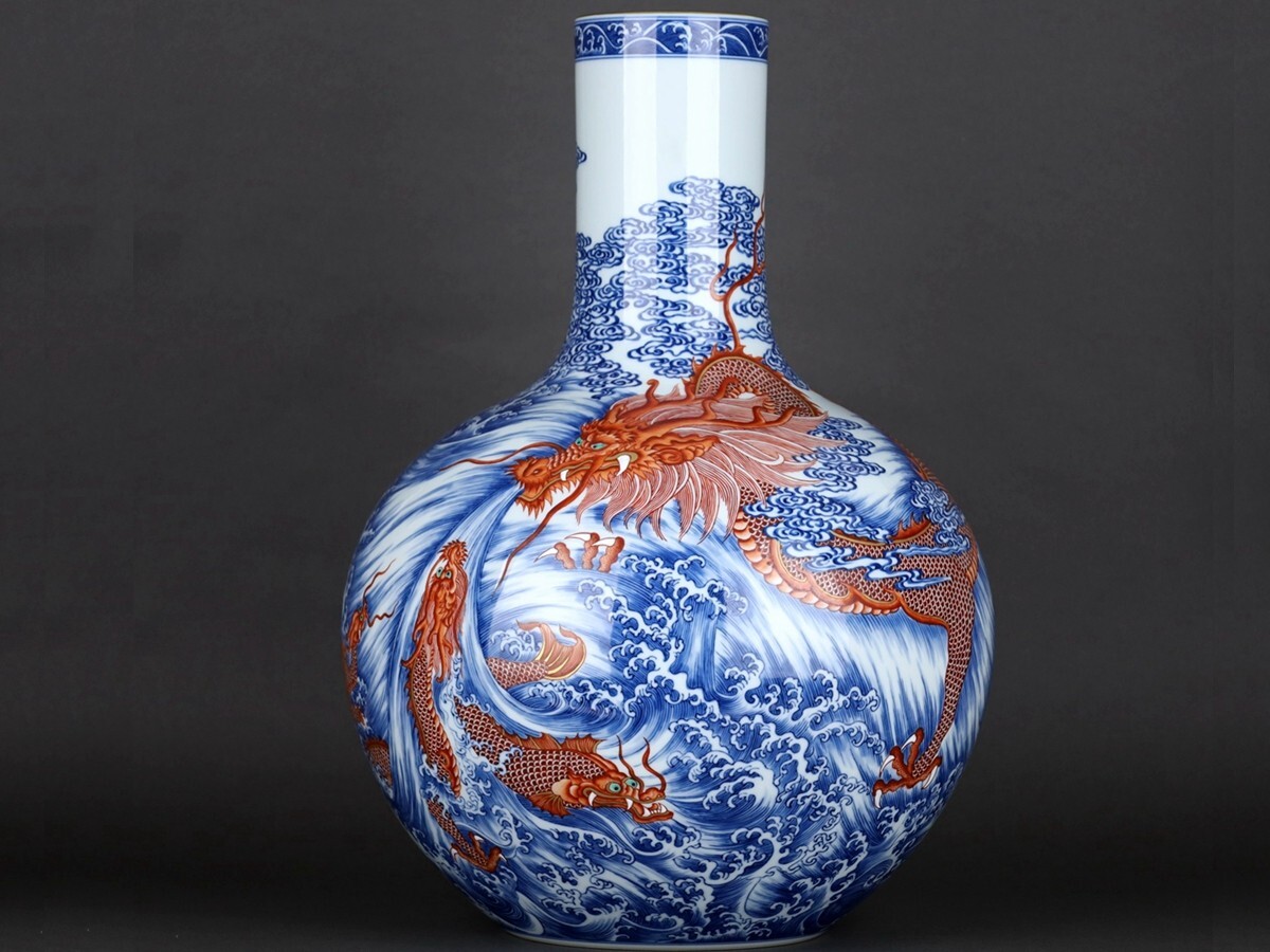 「清 乾隆年製 陶磁器 青花海水 礬紅描金龍紋 大天球瓶」染付 置物 擺件 古賞物 中国古美術 旧蔵出拍卖