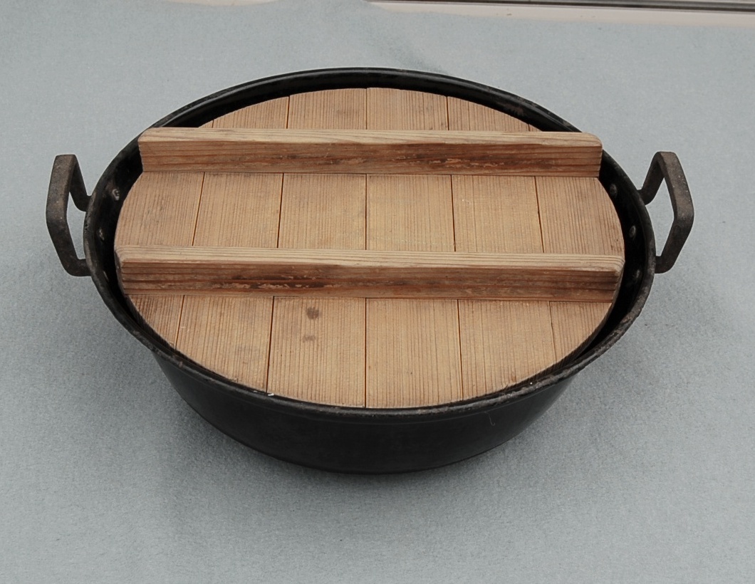 昭和初期 レトロ品 ホーロー鍋 琺瑯 ほうろう 持ち手:鉄板  木製:蓋   難あり拍卖