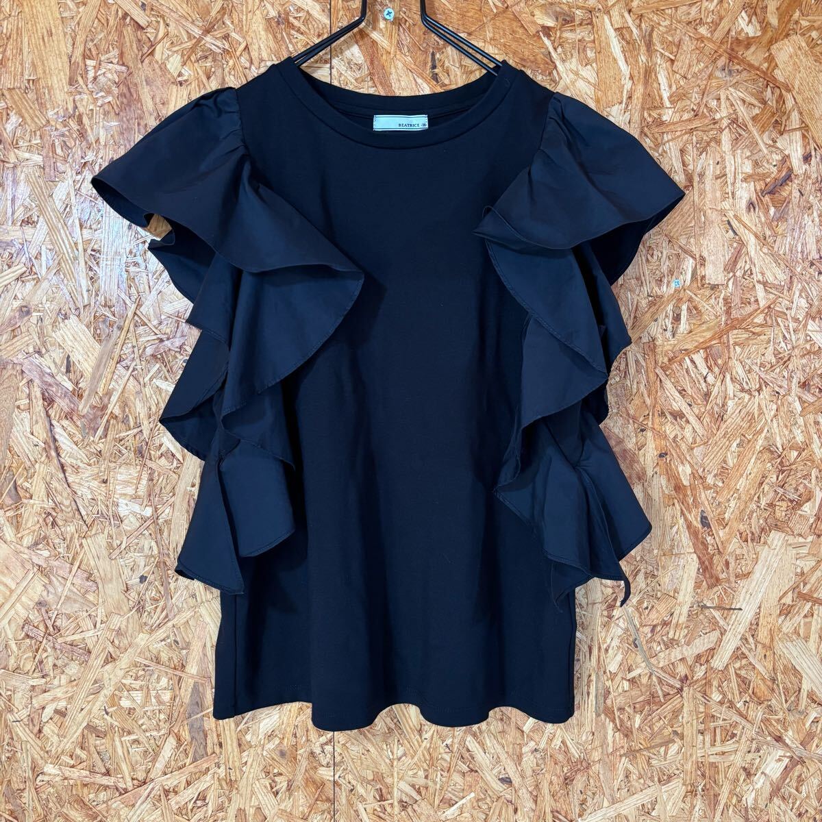 美品 BRATRICE カットソー トップス ブラック 袖フリル 生地切替 レディース 4804拍卖