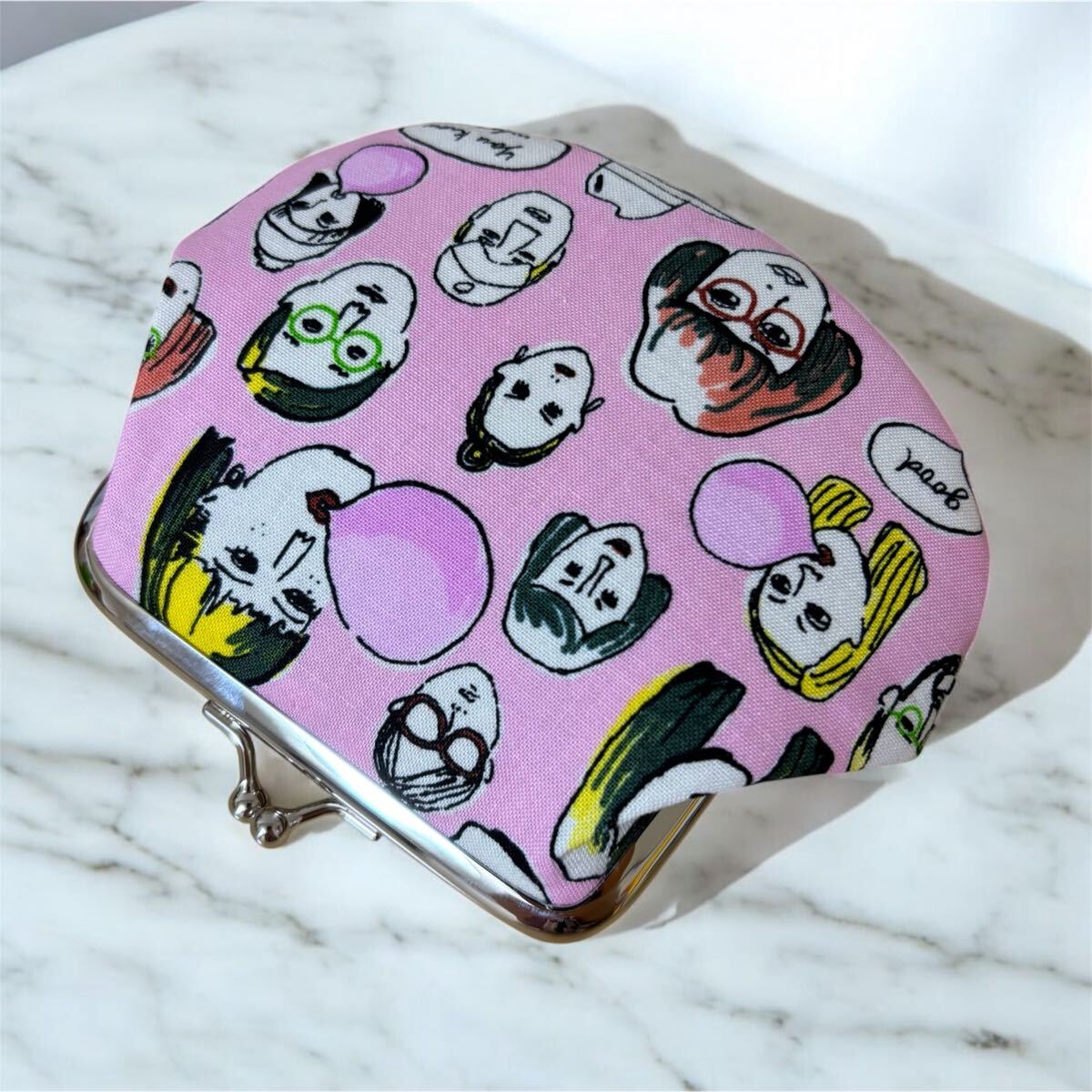 【送料無料】ユニークなファニーフェイス柄★ちょっぴり大きめ 底が丸いがま口ポーチ拍卖