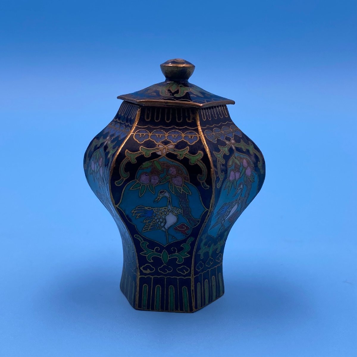 【18555Q098】お茶入れ 小物入れ 七宝焼? 中国美術? レトロ 小型 小さめ 茶道具 陶磁器 コレクション 美術品 鶴 縁起物 金彩 中華 上品拍卖