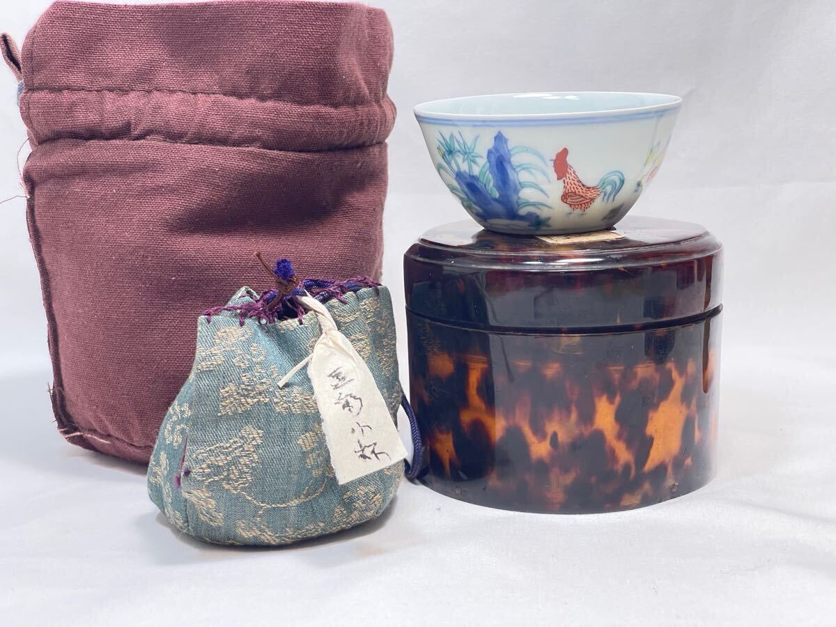 【A569】色繪 粉彩 鶏紋盃 大明成化年製 在銘 共箱付 風呂敷付 色絵 陶磁器 文房具 置物 賞物 裝飾 飾り 時代物 中国古美術拍卖