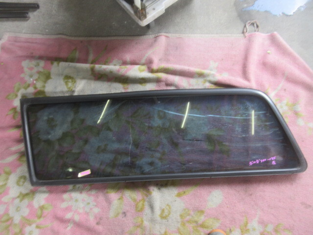 ★R7A8948 ボルボ240 純正左クォーターガラス E-AB230W モールはおまけ フィルム貼りあり 修理やストック等に拍卖