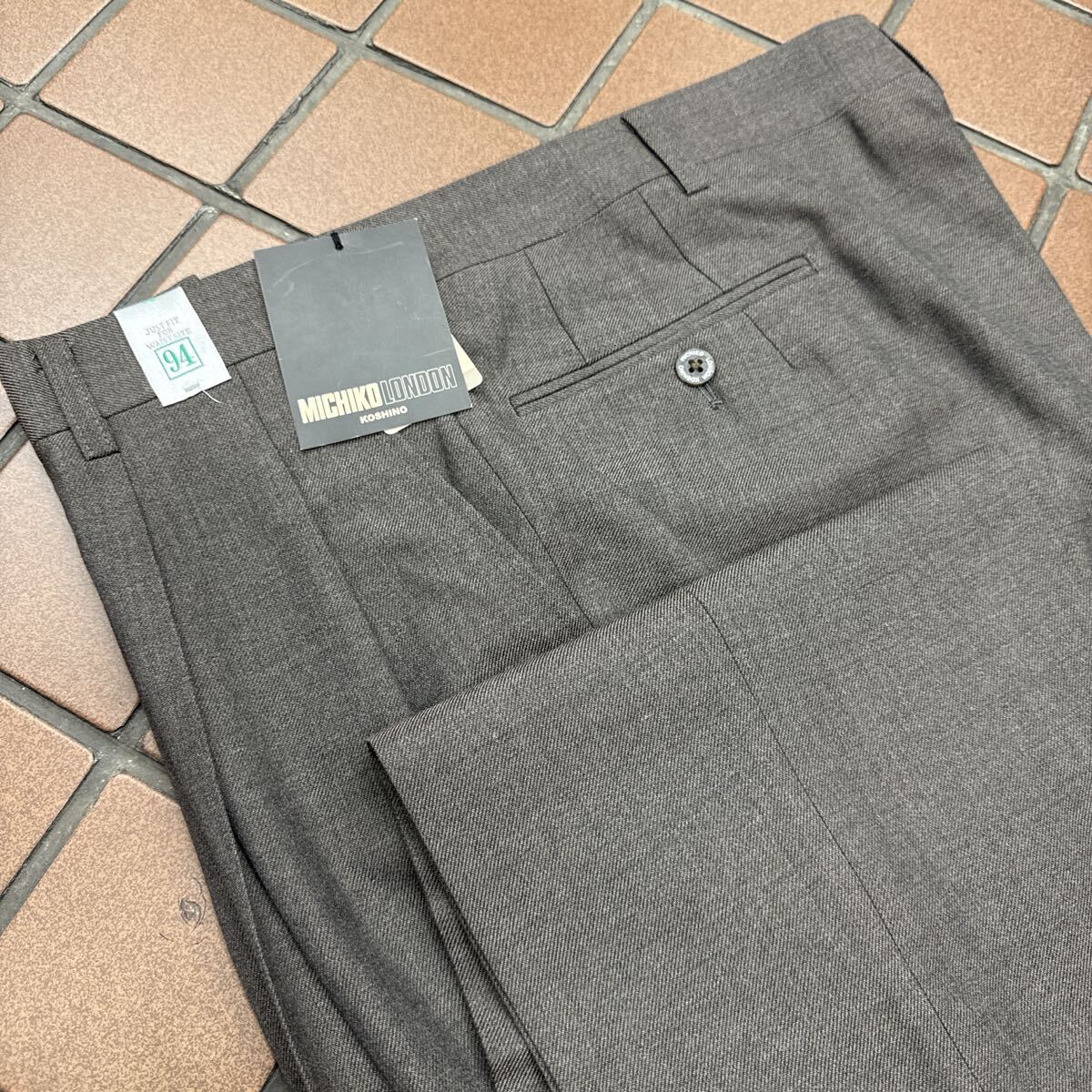 新品☆未使用 MICHIKO LONDON W94cm ブラウン系 ゴルフパンツメンズ ゴルフウェア GOLF ゆったり系 メンズスラックス ボトムス 2タック拍卖
