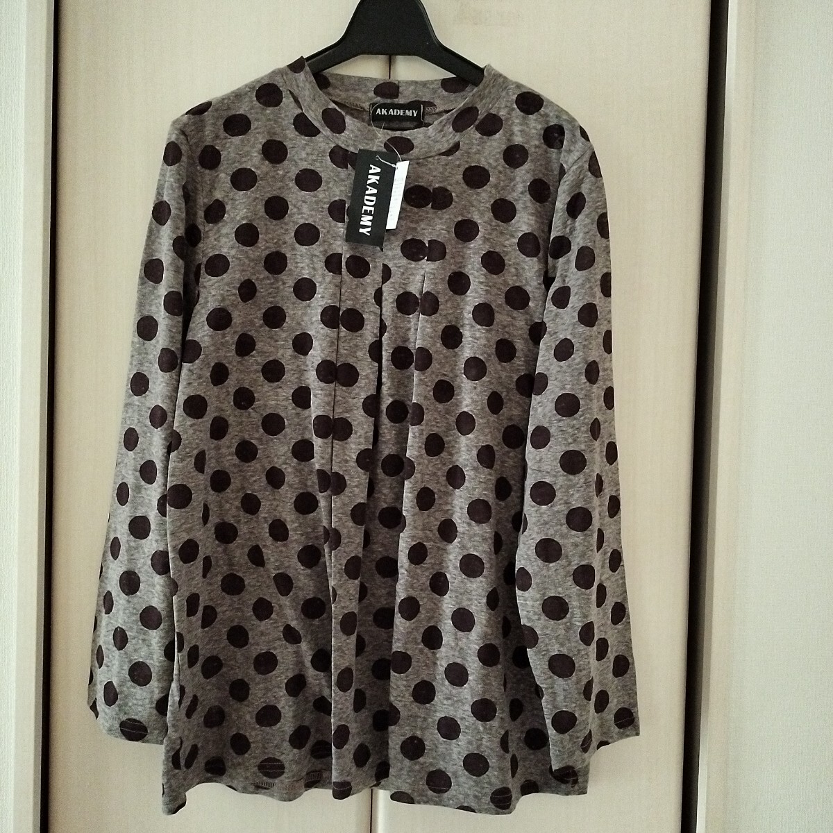新品タグ付【M~Lサイズ】AKADEMY 長袖 プルオーバー カットソー ミセス レディース 水玉 ドット 茶×グレー 118194 送料無料拍卖